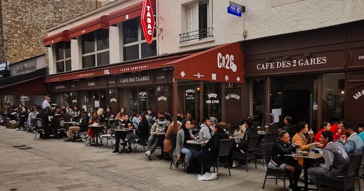 Restaurant BourglaReine, HautsdeSeine Café des 2 Gares française